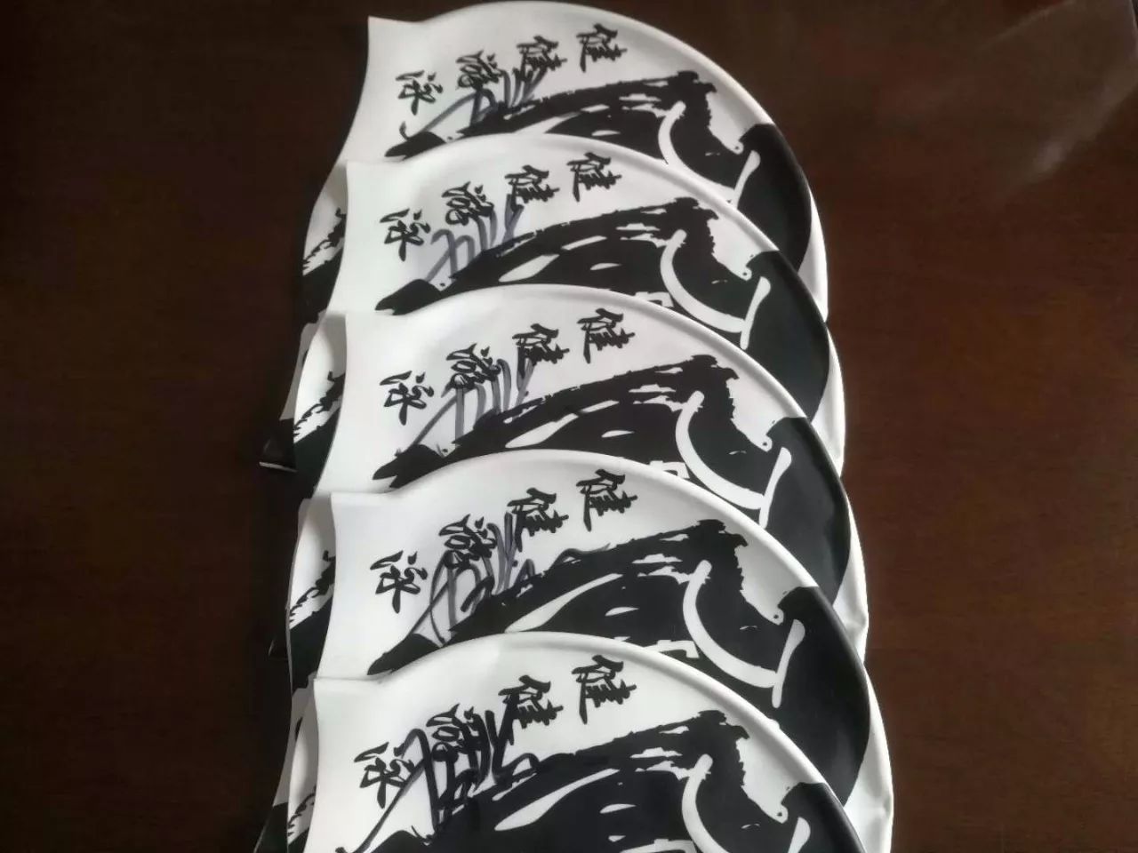 游泳冠军为粉丝签名助力助威