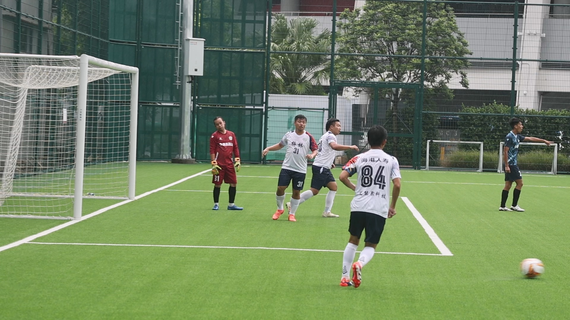 足球比赛的经典瞬间在网络上热传