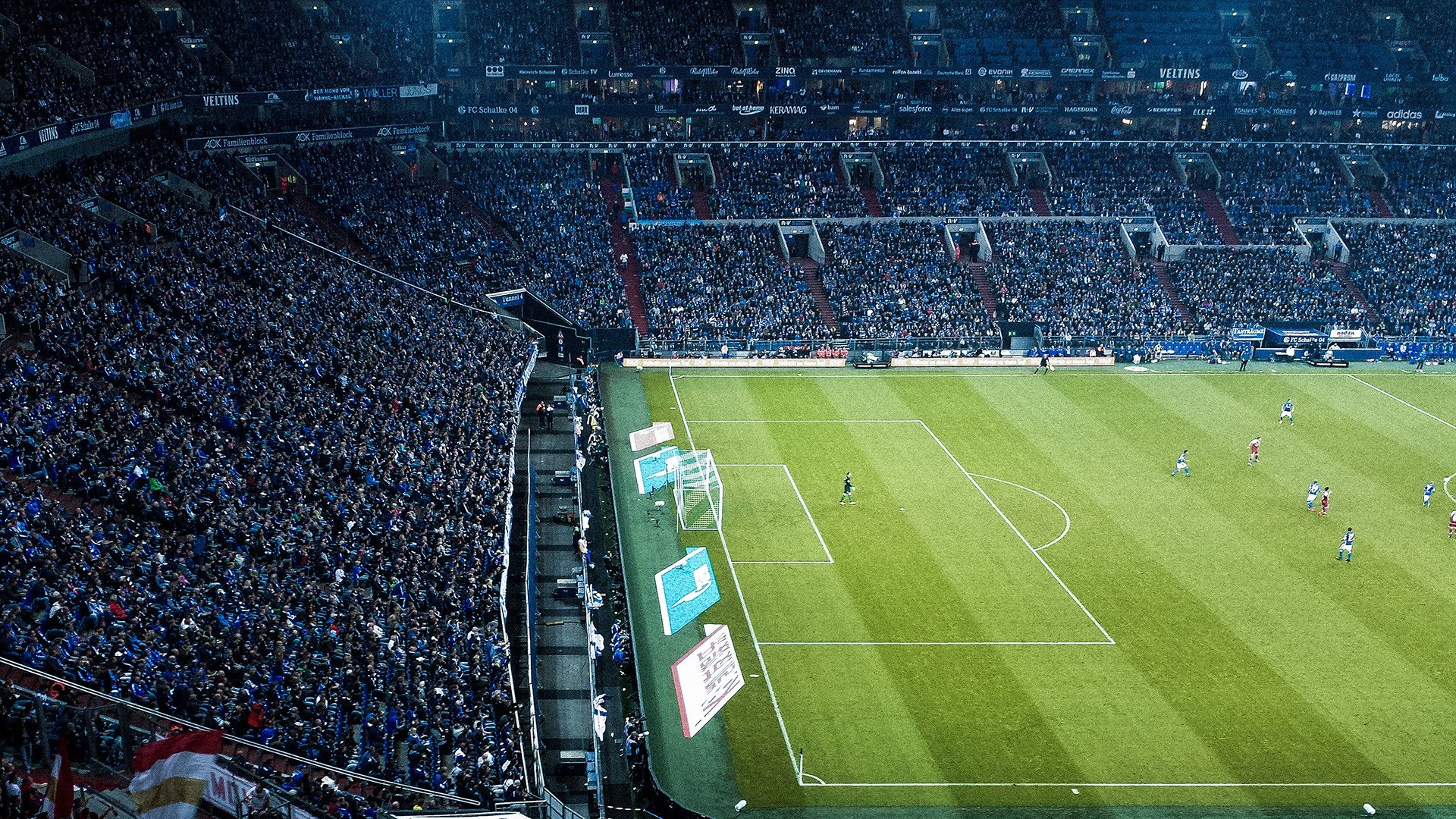 IM体育赛事直播入口-德甲争冠战之夜，詹姆斯对手完全无解，当绿茵场的悬念遇见篮球场的绝对统治