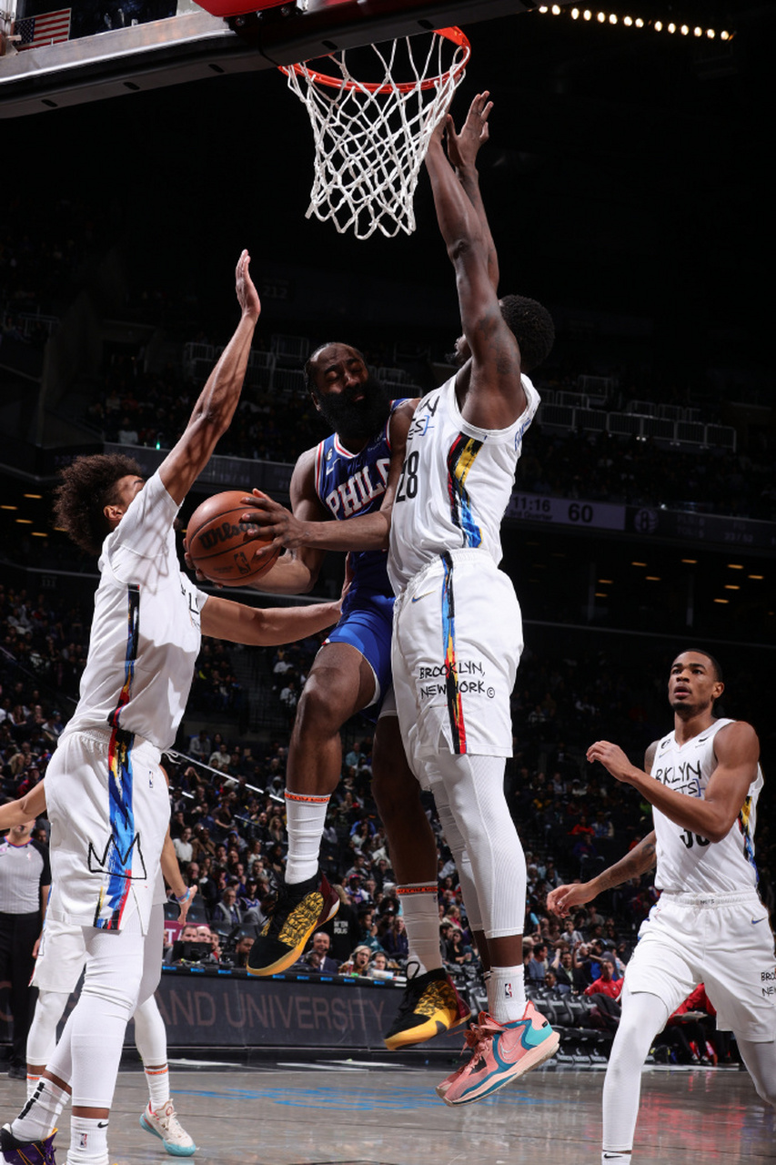 篮网惊险取胜，灵活应对成功